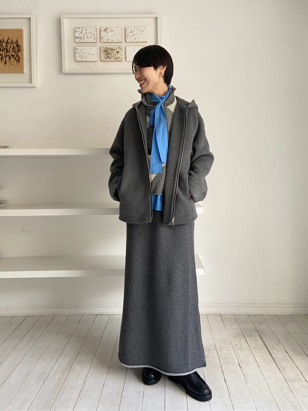 身長164㎝　グレートーンのスタイリングにシャツのブルーをアクセントに取り入れました。
フードコートはウールとカシミヤで少し張り感のある素材です。軽くて暖かい着心地が魅力です。フード型でもスポーティになり過ぎず、程よい上品さも兼ね備えています。