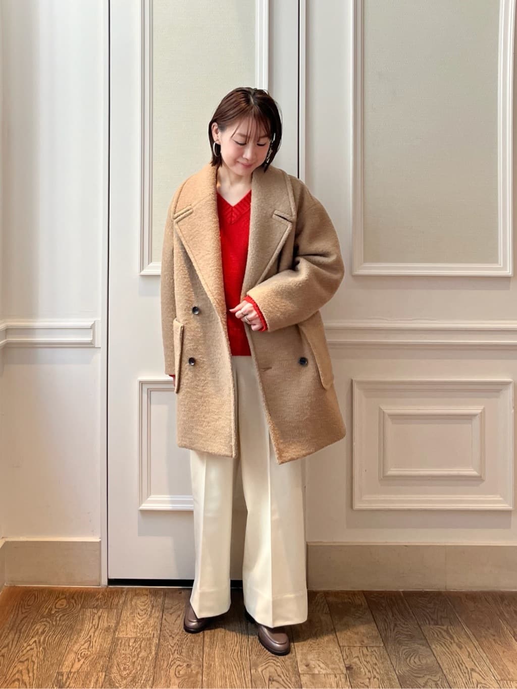 身長158㎝　〈MACPHEE〉ブークレーボンディング ダブルブレストコート
凹凸のあるブークレーの表情が魅力のコート。
ざっくりとしたニットの上からも羽織れる大きめのサイズ感で、羽織るだけで洒落た雰囲気に決まります。

〈MACPHEE〉ラムカシミヤVネックプルオーバー
上質なウール素材を贅沢に使用し、ふっくらとした風合いと柔らかな肌触り、あたたかな着心地です。
ネックのV開きが美しく、抜け感を演出してくれます。