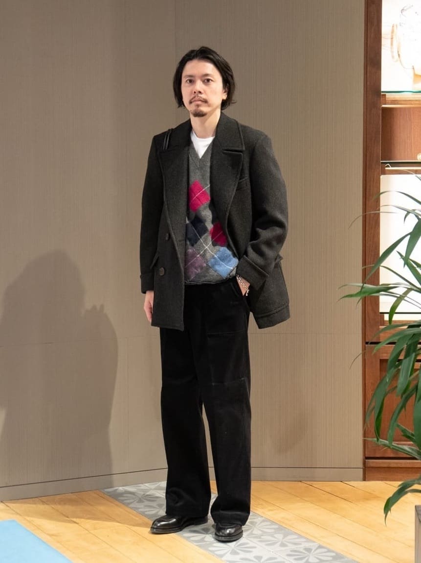 身長178㎝　希少なプレミアムシェットランドウールを使用し、手紡ぎのように凹凸がありソフトな生地感が特徴。
英国の伝統的な作りをベースにしつつ、ラペルや背中の表情、軽い着心地にこだわったポロコートです。

ニットの上にジャケット代わりにショートアウターを着用するイメージでスタイリングしました。
ブリティッシュでありながら現代的なディテールのコートアイテムに合わせて、アーガイルニットやバッグなどもクラシックになりすぎないようなアイテムをセレクトしています。