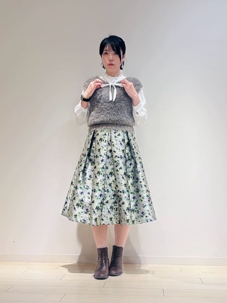 季節は進んだけれど、ボッテリと厚着をしたくない時はニットジレの出番です。ハリのあるジャカードスカートと合わせれば、お出かけにも◎自宅でお手入れできるのもお気に入りポイントです。【モデル身長：167cm】