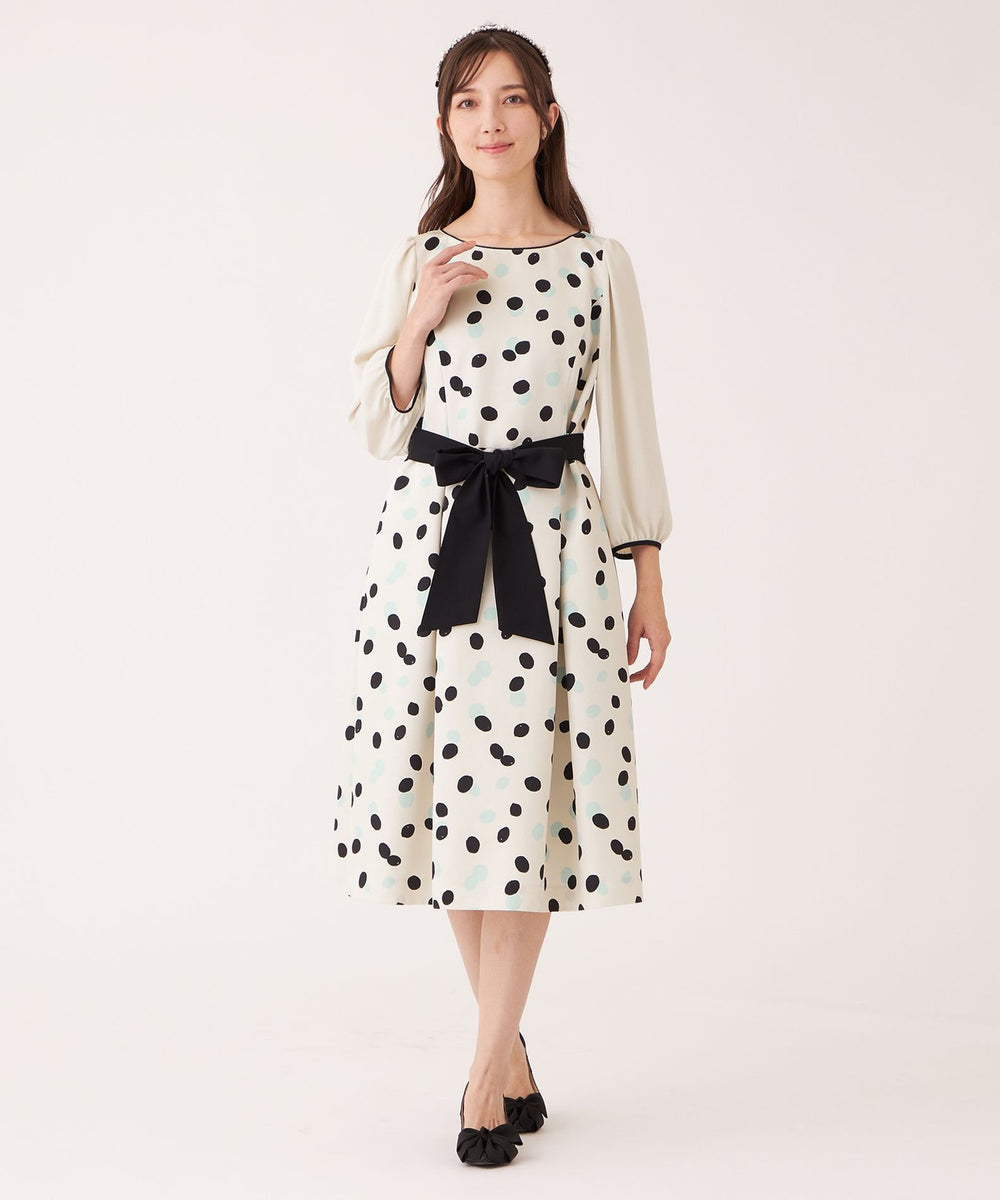 お袖にジョーゼット素材を使用し、羽織りアイテムを重ねても着やすい素材感に仕上げました。シルエットはウエスト切り替えのフィット＆フレアラインで、エレガントな印象に。ウエストの別布リボンは取り外し可能で、コーディネートの幅を広げます。