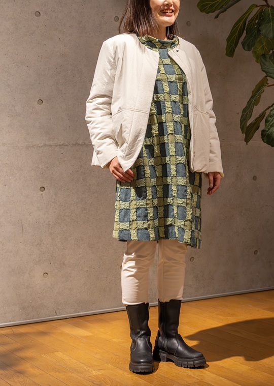 軽やかなグリーンのブロックチェックのチュニックをオフの中綿入りショートコートと同じくオフのあったかパンツで合わせたコーディネートです。優しい色合いでありながら心地良い活力を与えてくれるようなスタイルです。
モデル身長：157cm