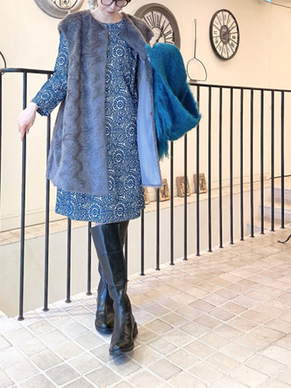 ふっくらと柄が浮き上がるジャガード素材の膝丈ワンピースに、波のような独特な毛並みが豊かな表情を見せるフェイクファーのベストを合わせたコーディネートです。タバサならではの洗練された上品さが光るスタイルです。
モデル身長：161cm
