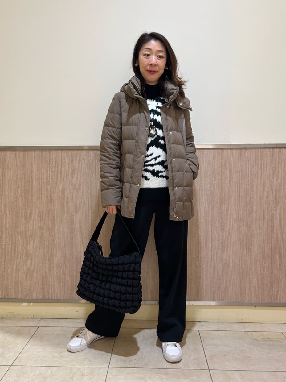 エベックスのベストセラーコート！ 袖を通した時に大きく見えない。シャープさを追求したダウンコートです。軽さとソフトな風合いのしっとりとしたパウダータッチのタフタ素材です。フードは取り外しできるので、フードとスタンド襟の両方をお楽しみいただけます。【モデル身長：160cm】