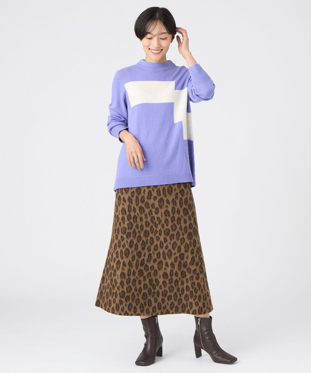 配色のブロッキングデザインになっており、フロントはインターシャ編みで切り替えをしているモード感のあるニットです。オーバーすぎずタイトすぎない丁度いいサイズ感です。ややAラインのシルエットで、ボトムとのスタイリングも好相性。