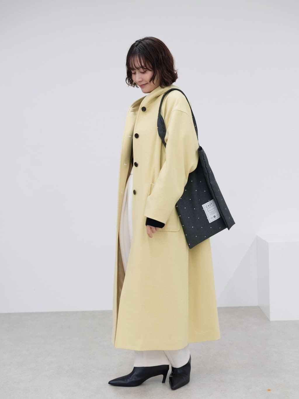 モノトーン×映えるイエローでまとめた、冬のホリデーシーズンにおすすめな綺麗めコーデ。 暗めなカラーのアイテムが多い方には、合わせやすくておすすめなイエローコート。カラーコートは手を出しにくい方が多いと思いますが、おしゃれ感が出やすく一目おかれますよ！【モデル身長：158cm】