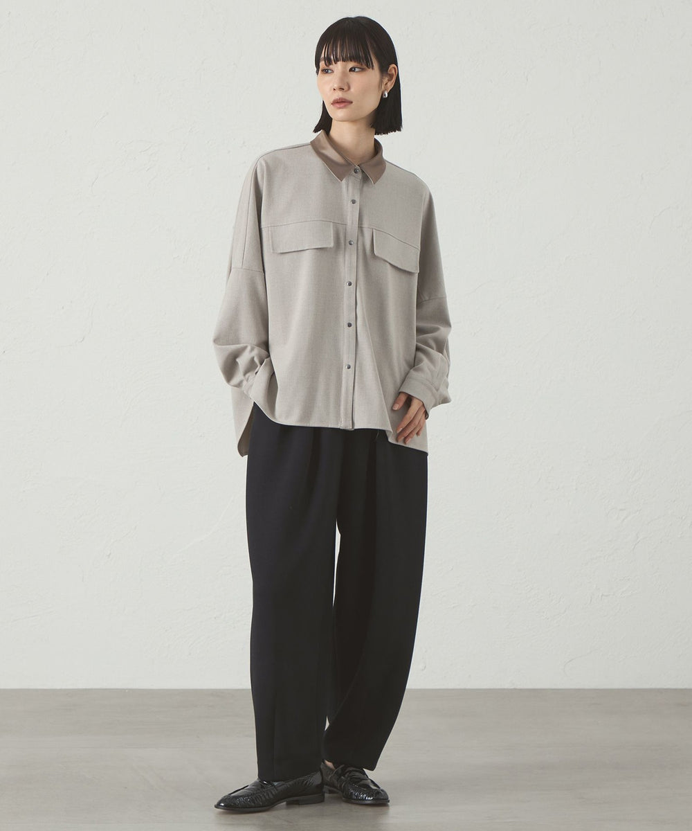 柔らかな素材を使用した、ゆったりシルエットの前開きブラウス。
ボタンの開け閉めで羽織にもなる汎用性抜群のアイテム。
身頃はゆったり、袖はすっきりしているのでメリハリのあるシルエットがポイント。
メタルボタンが全体をシャープに見せてくれます。