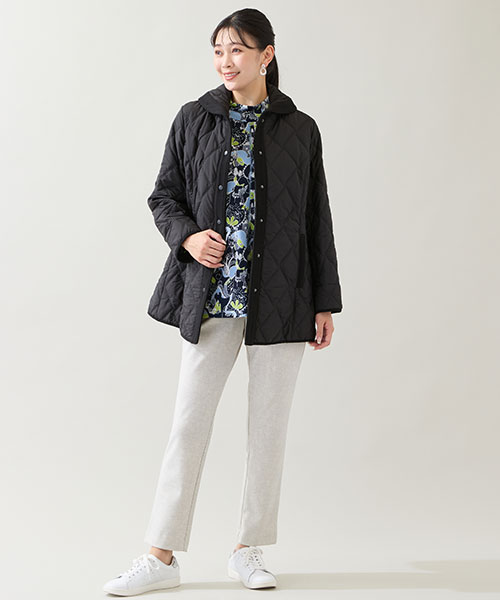 【大きいサイズ】軽くて暖かいキルトアウターにポップな柄インナーを合わせた大人のカジュアルコーデ