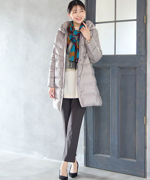 【大きいサイズ】暖かく上品見えするダウンコートが人気！煌めき感のあるセーターに暖パンを合わせた冬のお出かけスタイルです