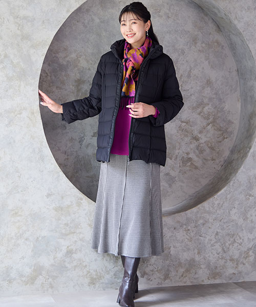 【大きいサイズ】ストレッチダウンは毎年人気のアウター！綺麗色のセーターとスカートで大人可愛いお出かけコーデが完成します