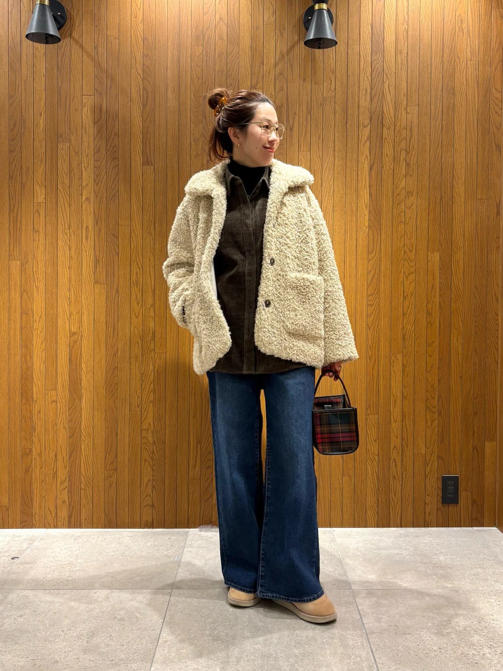 ・コート
真冬に着るコートとしてもおすすめできる素材感で、
裏地付きでしっかりしてますが、軽いです！
腕周りはゆったりしているので
中にボリュームのあるものを着てもラクに着れます。