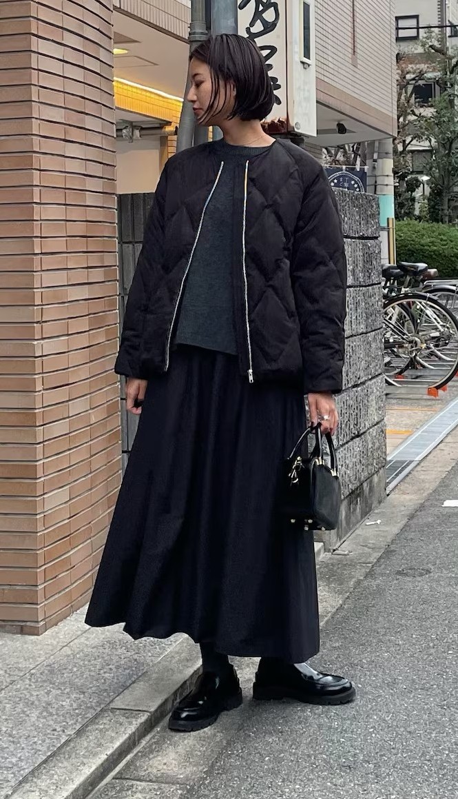 ダウンの暖かさと軽やかな着心地を両立したキルティングダウン。ダイヤ柄のステッチと光沢を抑えたマットな素材感で、きれいめにも馴染みます。ラグランスリーブとコクーンシルエットが女性らしい抜け感を演出し、腰周りもさりげなくカバーします。