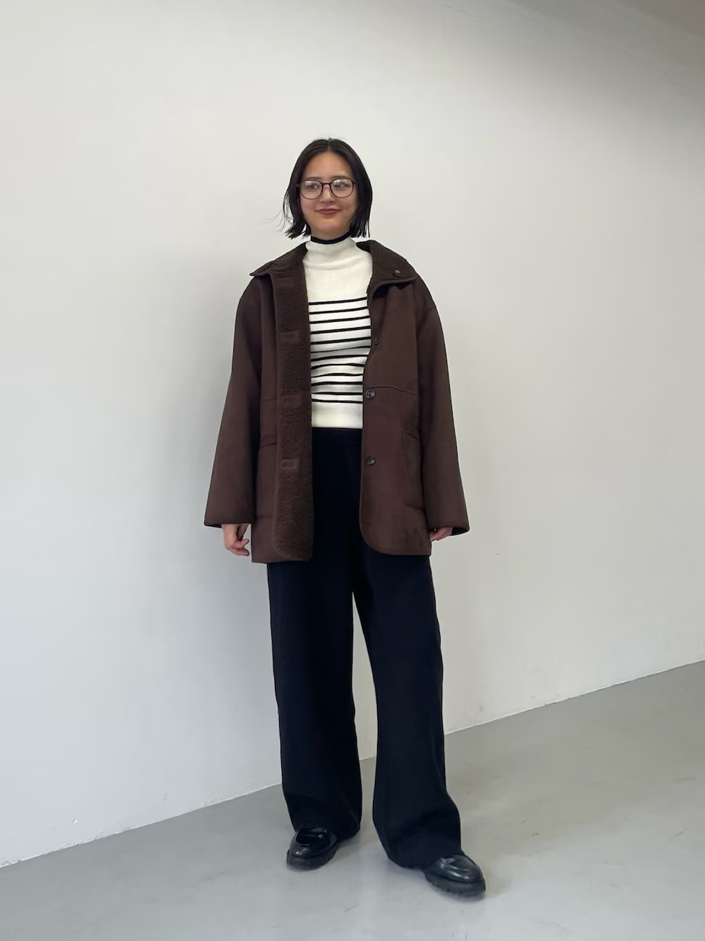 フランスの「ECOPEL」に別注した、リバーシブルのフェイクムートンコート。繊細なスエード生地と柔らかなボア素材で、軽くて上品です。ゆったりサイズで体型を選ばず、スタンドカラーは小顔効果も。一着で二通りの着こなしが楽しめます。