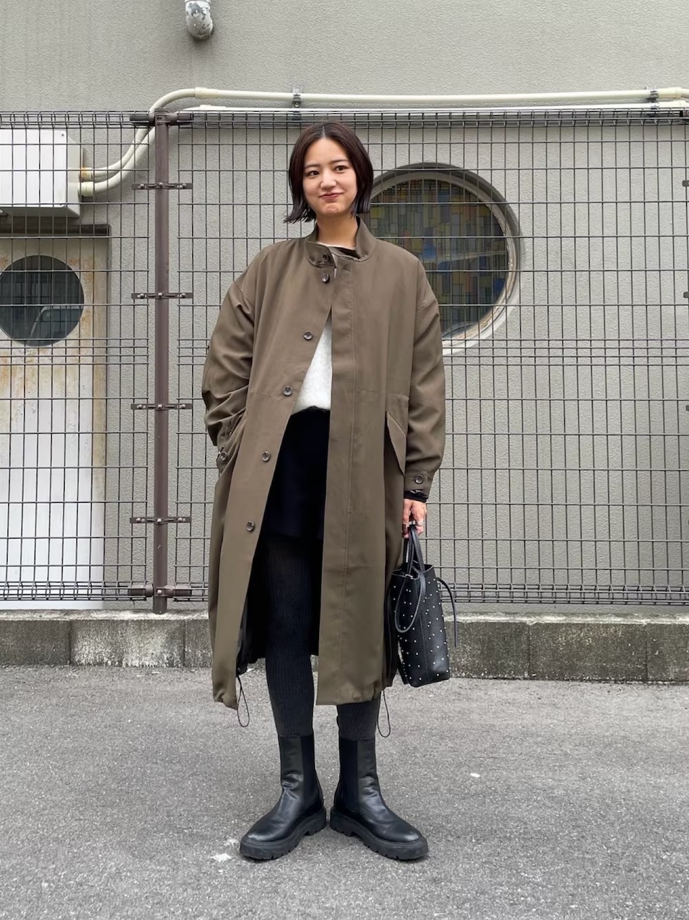 インナーダウン付きでロングシーズン活躍するスタンドカラーコート。重厚感のある素材がモードな雰囲気を演出します。ウエストと裾のドロストでシルエット変化も自在。取り外し可能なTAIONのダウンは単体着用も可能で、撥水性も備えています。