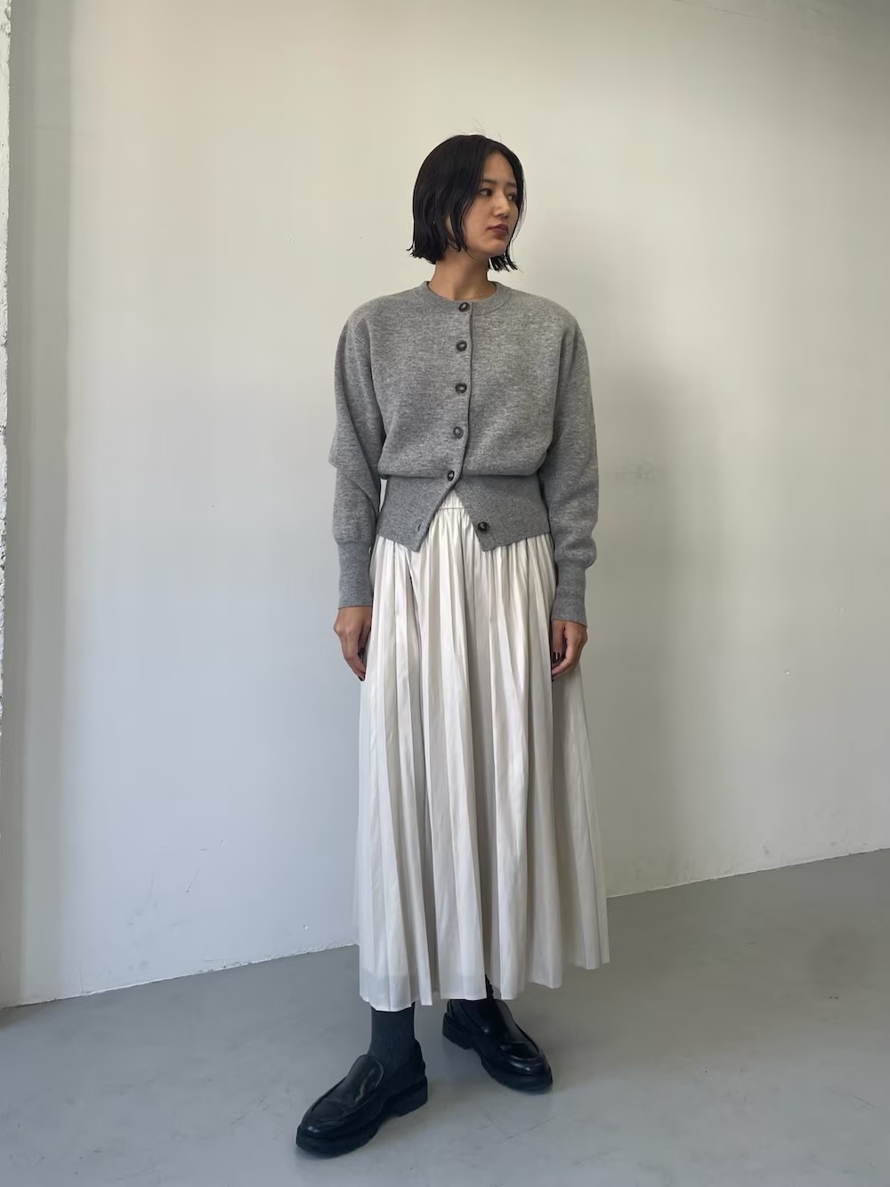 カシミヤ混のなめらかな肌触りが魅力のカーディガン。ショルダーパッド入りで着るだけで様になるシルエットです（パッドは取り外し可能）。裾リブでスタイルアップ効果も。プルオーバーとしても、コンパクトなインナーとのレイヤードも楽しめます。