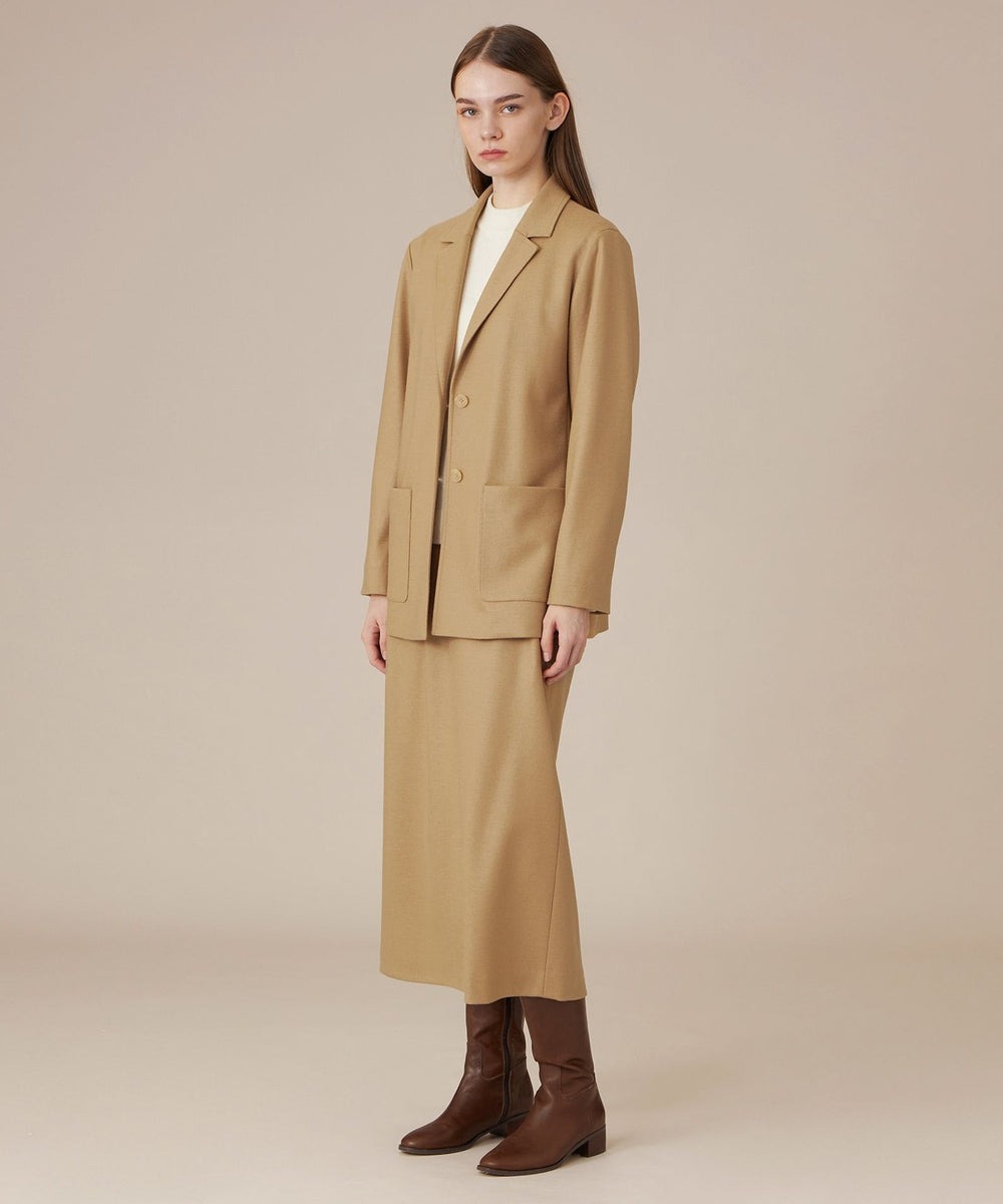 程よく身体から離れたリラックス感のあるシルエットに仕上げたジャケットです。ジャージ素材でカジュアルにカーディガン感覚で着用できます。【ニット】糸の太さの変化によりアーガイルの部分は柄が活きる様仕上げたニットです。上品な素材感で着心地も良くコーディネイトの汎用性が高いアイテムです。