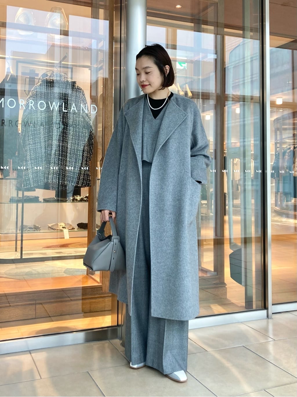 身長164㎝　グレーのワントーンでシックな印象に。

プレミアムウールリバーノーカラーコートはエレガントにもカジュアルにも着こなしやすい〈Ballsey〉の名品。
軽やかな着心地と艶を感じる上質な素材感が魅力です。
1サイズアップで着用すると着丈やゆとりがたっぷりとして、こなれ感のある着こなしになります。

オールインワンはセットアップのようなデザインでマスキュリンな印象。
合わせるインナー次第でデイリーからオケージョンまで幅広いシーンにお召しいただけます。
きちんと感がありながら、ストレッチの効いたウール素材を使用していて動きやすいのも嬉しいポイントです。