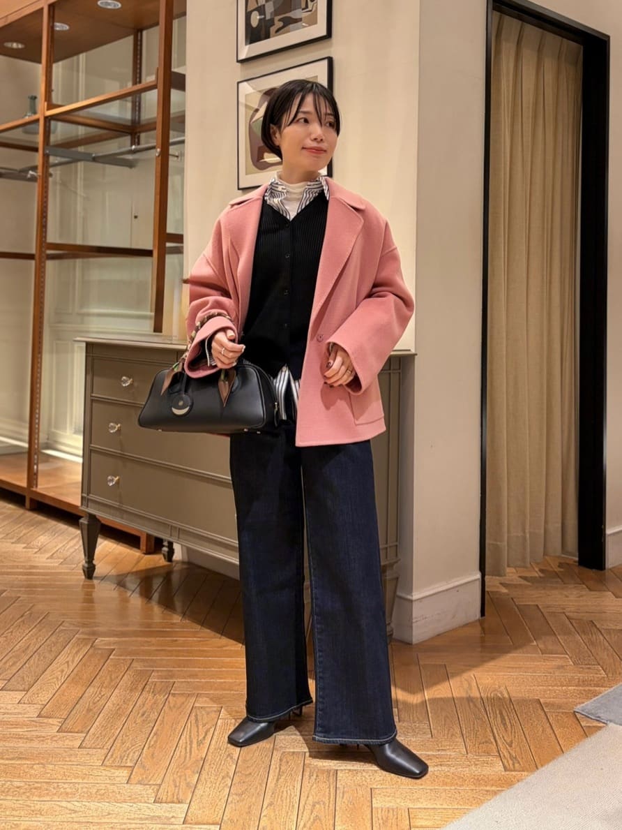 身長165㎝　淡いピンクのコートをあえてハンサムに着こなした、大人のマニッシュスタイル。
インナーはストライプシャツとブラックニットでモノトーンにまとめ、甘さを抑えたバランスに仕上げています。

濃色デニムのストレートシルエットが全体をすっきりと見せ、品のあるカジュアル感をプラス。
シューズ、バックまでカラーを合わせることで、よりシャープで引き締まった印象に。

フェミニンなカラーをモード寄りに楽しめる、冬の洗練スタイルです。
