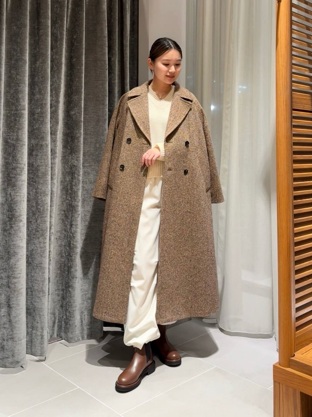 身長169㎝　〈GALERIE VIE〉ウールサキソニー イージーカーゴパンツ

カーゴパンツはミリタリーディテールを取り入れながら、ウエストゴムのデザインでリラックス感もプラスしました。
裾のドローストリングをきゅっと絞れば丸みのあるシルエットに変わり、気分に合わせて異なるバランスをお楽しみいただけます。

ブラウンを差し色に〈GALERIE VIE〉ファインウール Vネックプルオーバーのホワイトと合わせワントーンにしました。
