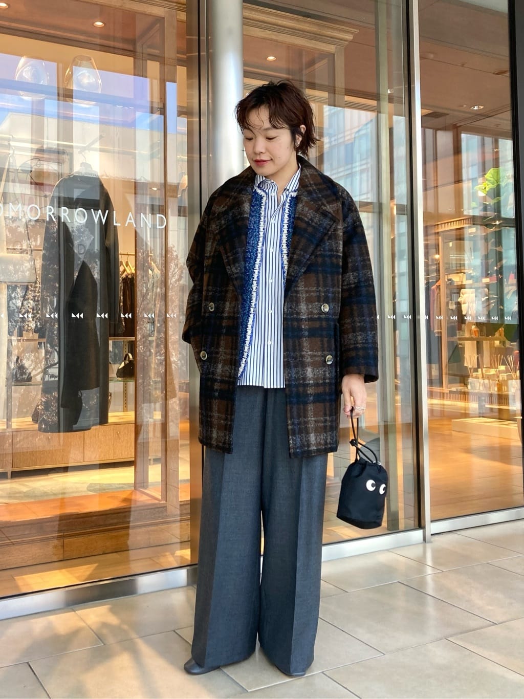 身長164㎝　全体をメンズライクなテイストにまとめつつも、ラメ糸の入ったツイードライクなカーディガンをちらりと覗かせ上品な印象に。

〈MACPHEE〉ボンディングチェック ダブルブレストコート
大胆なチェック柄ながらも落ち着いた配色で大人な雰囲気を醸し出します。
見た目は重厚感のあるメルトンウールに見えますが、ボンディング加工で空気の層ができることでとても軽く暖かな着心地抜群です。
ハリがあるのでシルエットが美しくラフに羽織るだけでさまになります。

〈MACPHEE〉ラメツイードニット 4ポケットカーディガン
ツイードジャケットのようなクラシカルさを感じる一着です。
ゆとりのあるボクシーなシルエットでカジュアルスタイルにも取り入れやすく、肩の力を抜いてデイリーにお召しいただけます。