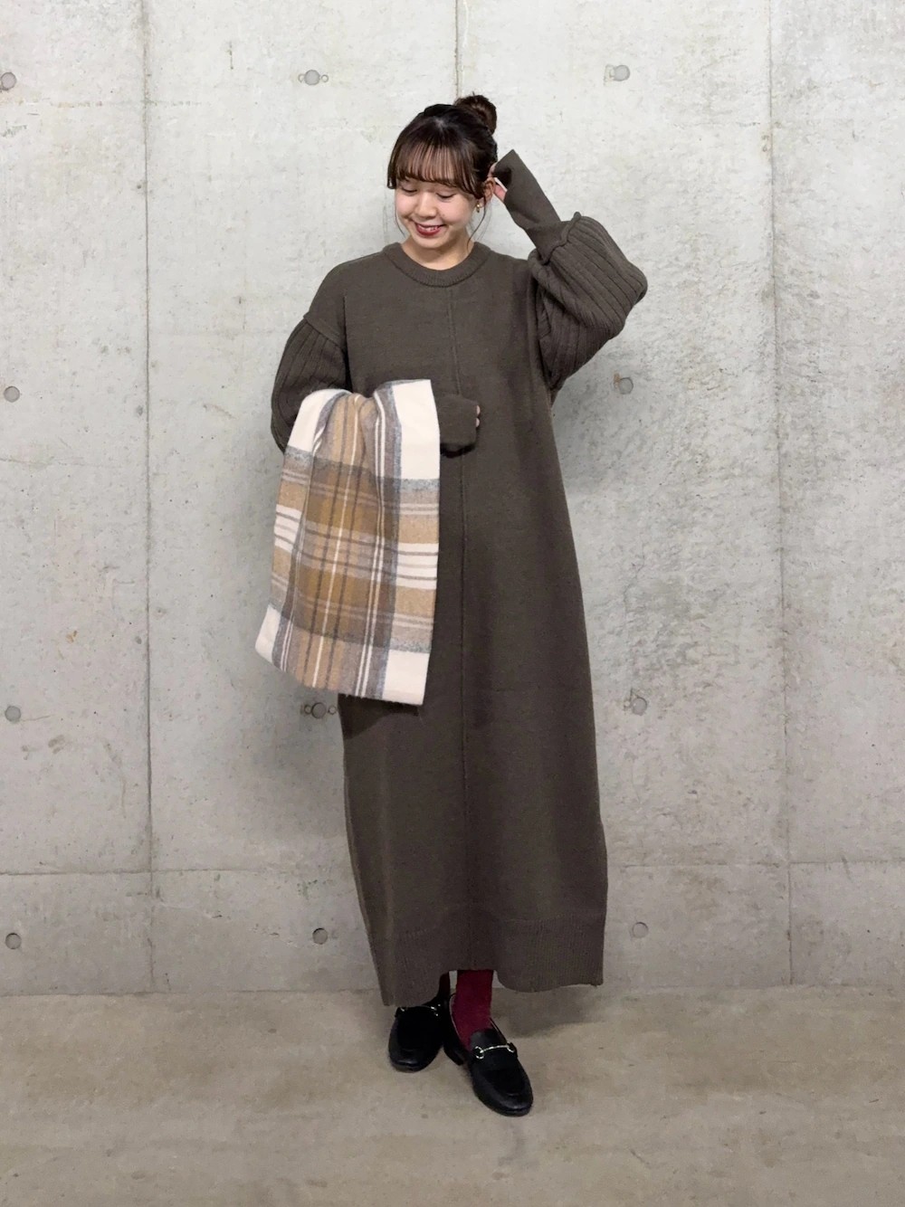 毎年大人気のワンピース♩
ほどよいボリュームスリーブとあったかサムホールが最強にかわいいです！
カラバリは3色で全てベーシックカラーの展開です。
小物次第で雰囲気がガラッと変わるので、マフラーなどの冬小物と楽しく合わせられますよっ〇