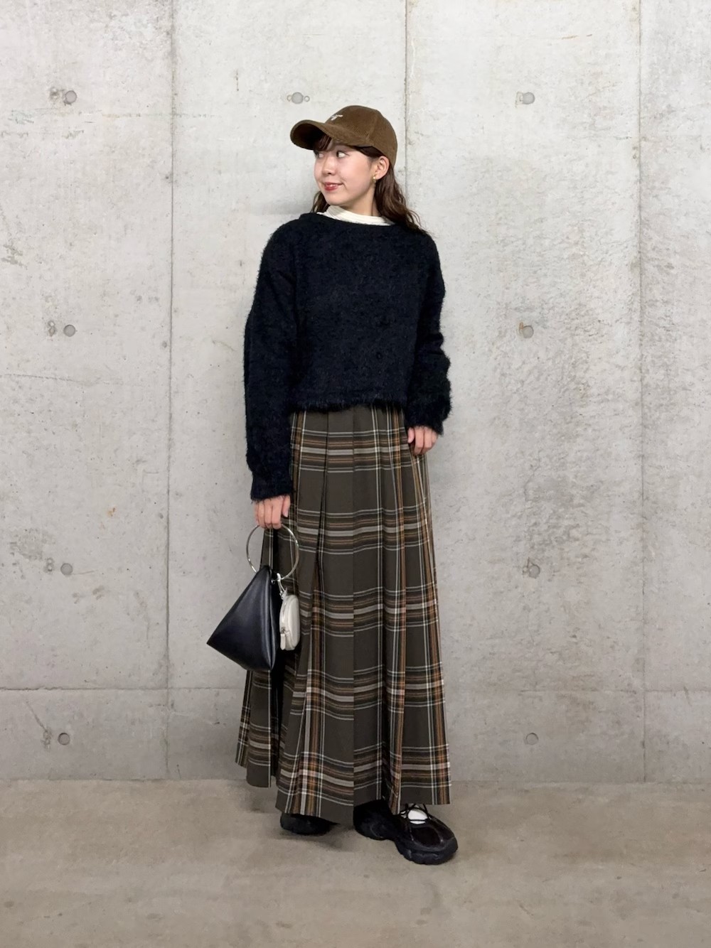 トップスはほどよい丈感で、ショート丈アウターと合わせやすいのがありがたい〇
カラバリ豊富で全世代から人気のアイテムですので要チェックです！