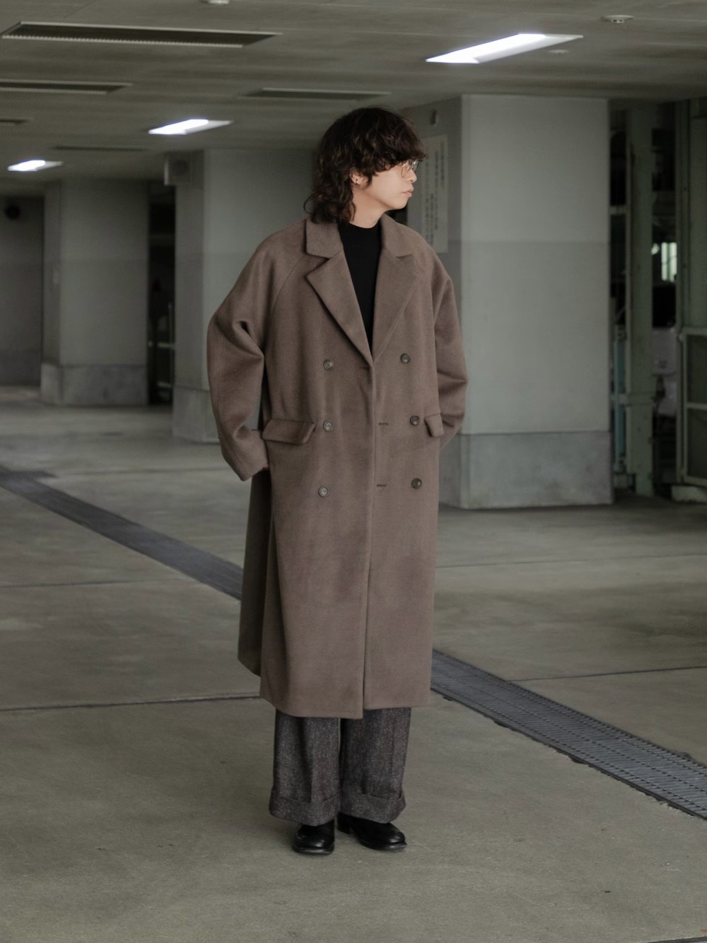 スーパーロングの丈感が雰囲気あります。
ウールも入っているので保温性もバッチリです舞〇
ブラウンコーデは、ブラックでしっかりしめるとメンズらしくまとまります。