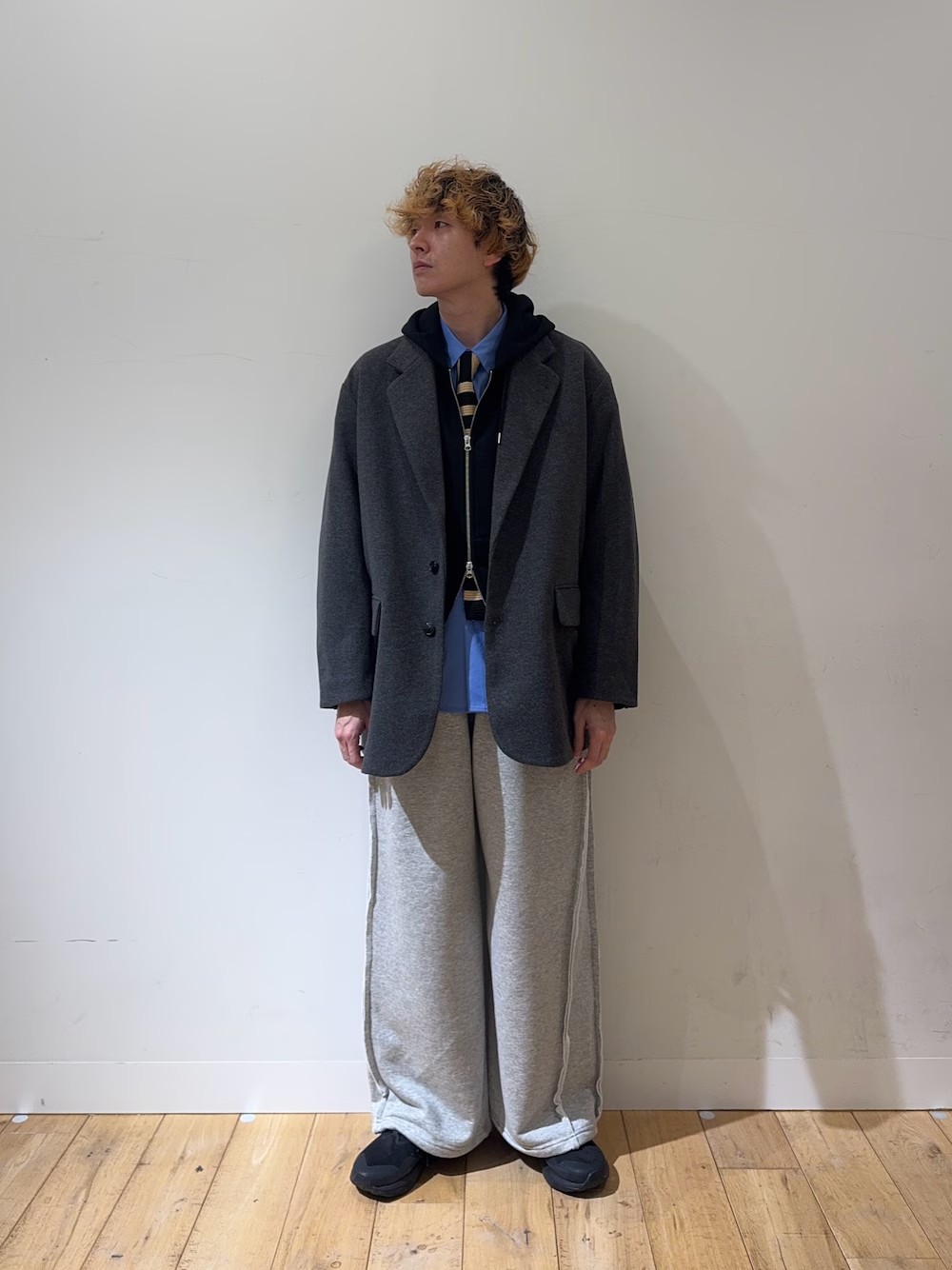 ルーズなジャケットにニットタイ×シャツという王道の合わせにスウェットアイテムを合わせてカジュアルダウンしました〇
イルミネーションなどちょっとおしゃれして出掛けたい時にぴったりです！
是非お試しください！！