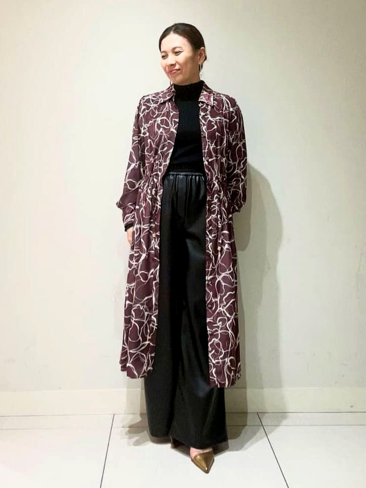 マーブルプリントのロングシャツとシンセティックレザーのワイドパンツです。ワンピースをロングシャツとして合わせています。パンツの素材はとても柔らかくウエストはゴム仕様になっています。ワンピースの着回しスタイルとしておすすめです。【モデル身長：154cm】