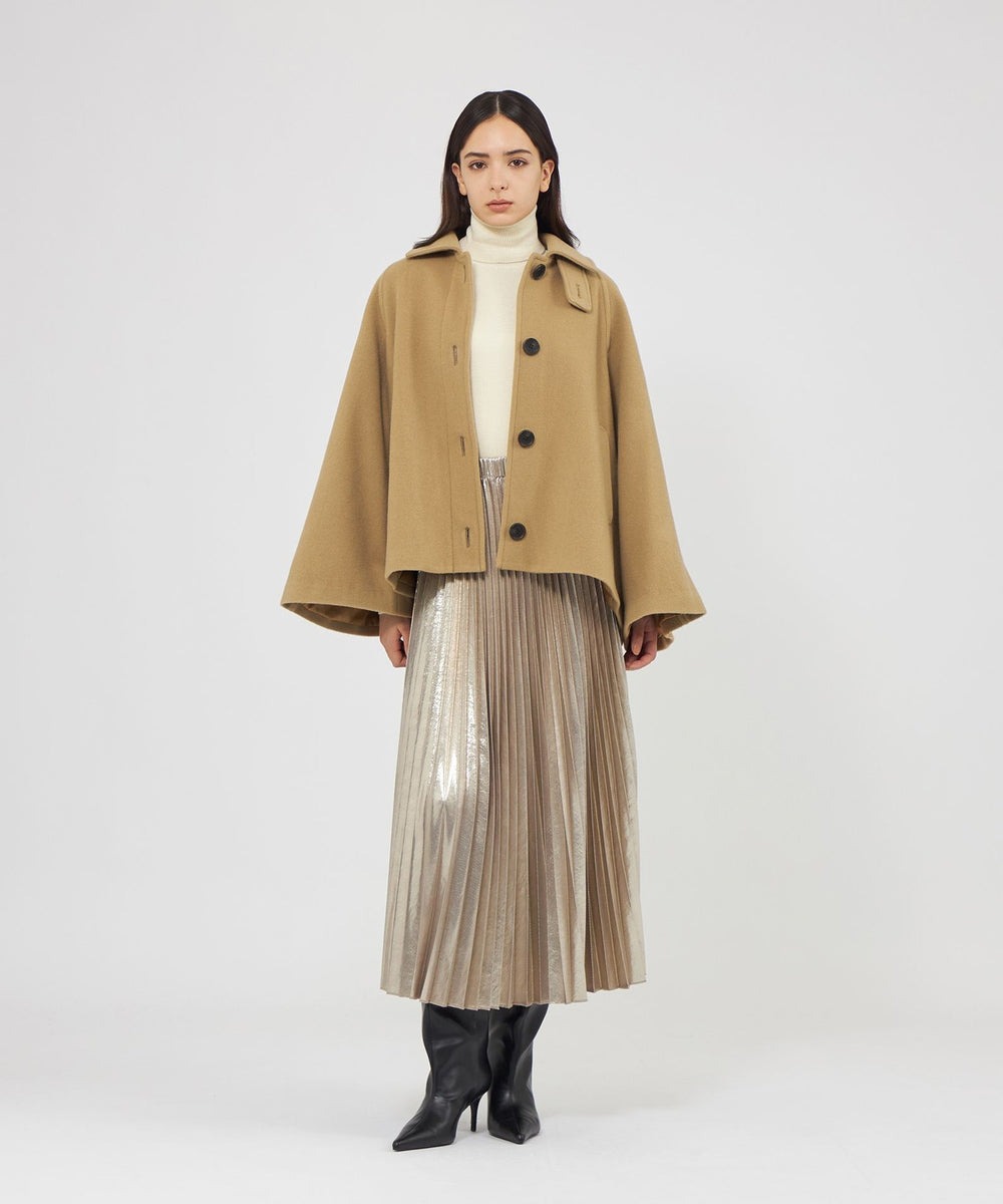 【コート】軽くふっくらとした手触りが特徴のポンチョコート。Aラインにヒップライン丈で、スカートでもパンツでも合わせやすいデザインです。【スカート】肌触りが良く、上品なドレープ感が特徴。光を反射する箔がきらびやかで華やかな印象です。