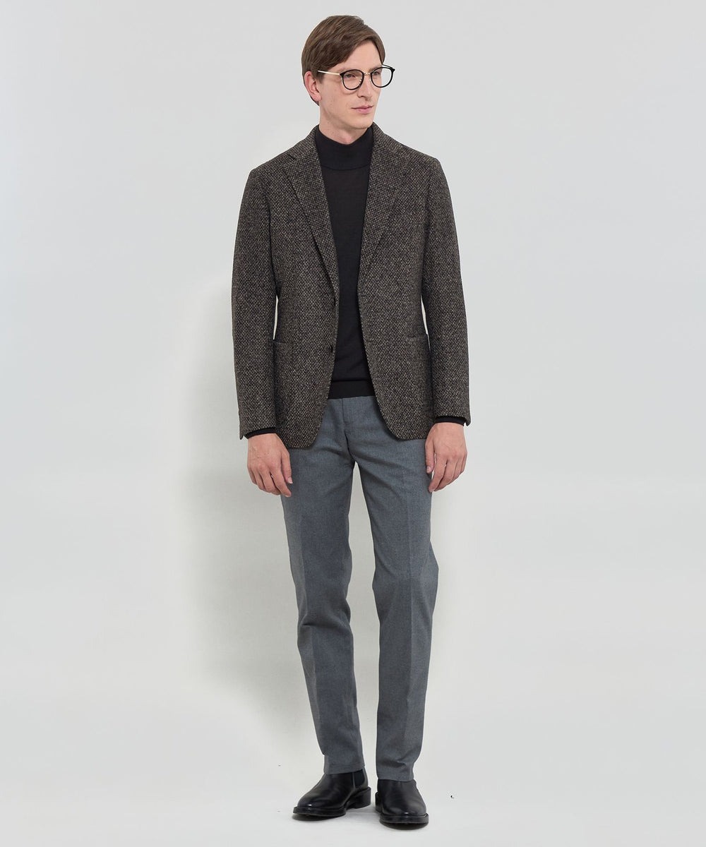 LANIFICIO ROMA
フィレンツェ郊外、プラトーにて1956年創業。第二次大戦後にイタリア再建のシンボルとなった『雌オオカミと双子』がシンボルマーク。まるで布帛と見紛うばかりの繊細な表現でジャージー素材を編み上げるユニークなメーカーです。メランジの表情豊かな糸を使い、表面変化を持たせて仕上げた編地は、ツィーディーな質感とジャージーならではのリラックスした着心地をお楽しみいただけます。