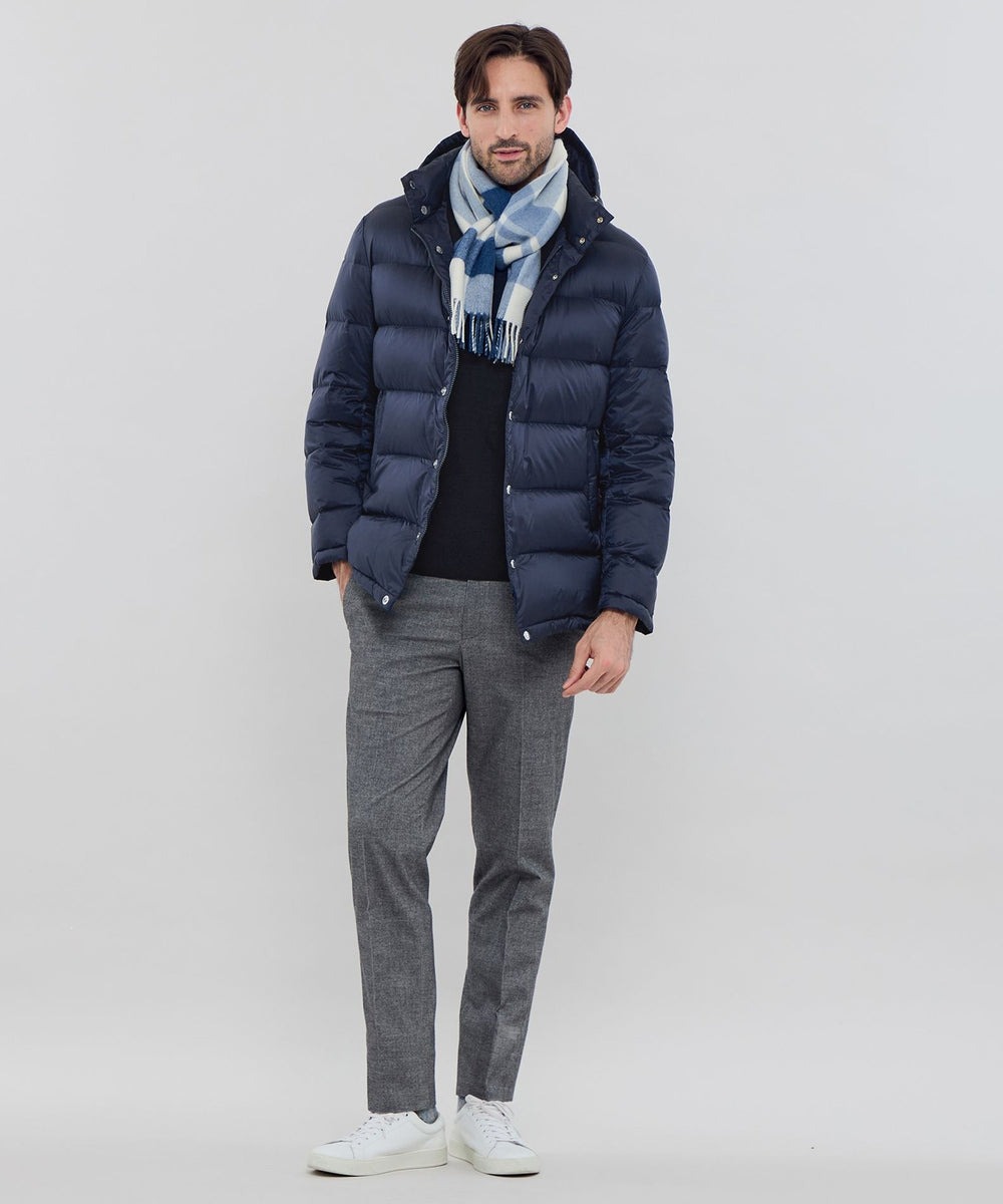 リサイクル原料を使用した高密度のナイロンタフタ素材。2層仕様で仕立てているので軽量感が特徴です。フードは着脱が可能な仕様のデザインで、フードを外すとすっきりとしたスタンドカラーとして着用できます。