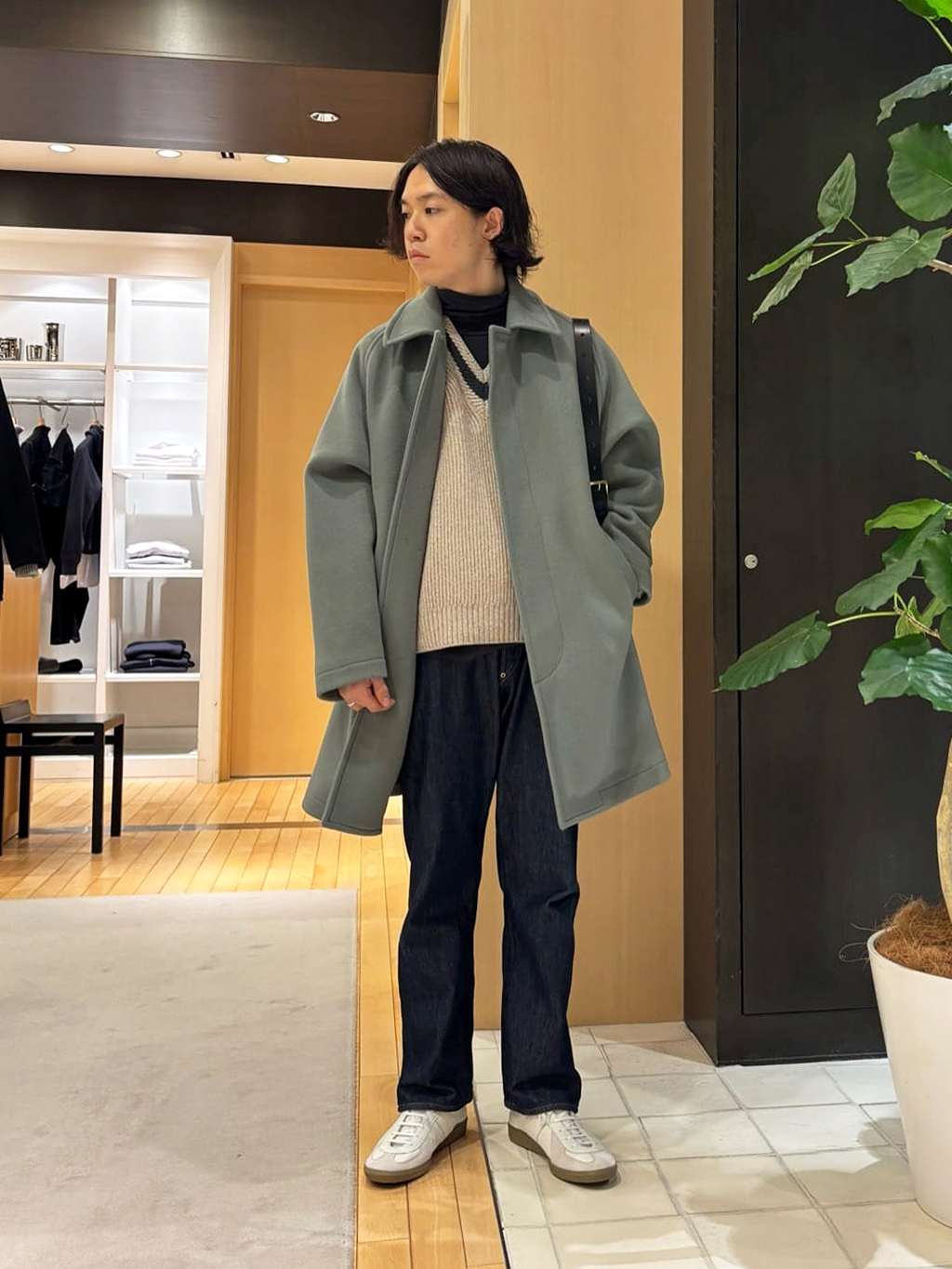 身長171㎝　上質な「Super120”S」ウール原料によって織り上げたベルベット生地を使用した柔らかさ、暖かさ、膨らみ、軽さを有する生地によって作成したミドルレングスバルカラーコート。

デザインはバルカラーコートらしいトラディショナルな意匠は踏襲したまま、１枚袖ながらの前振り袖パターン、特徴的なAラインシルエット、袖周りのリラックスしたボリューム感、大き目の腰ポケットなど、現代的なモダンアレンジを加えたデザインが特徴的なアイテムです。

