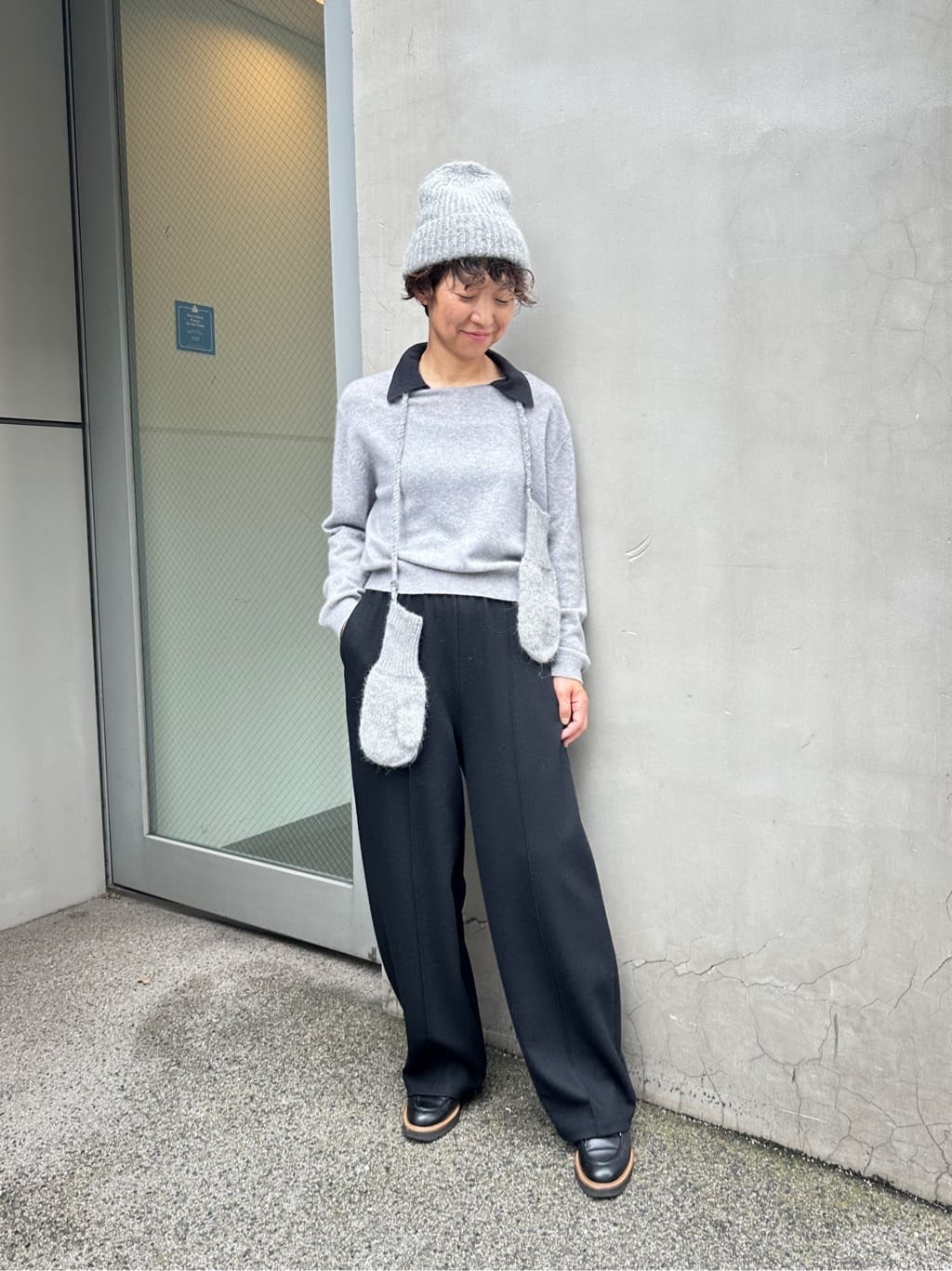 身長167㎝　ニット小物を合わせたモノトーンコーディネート。