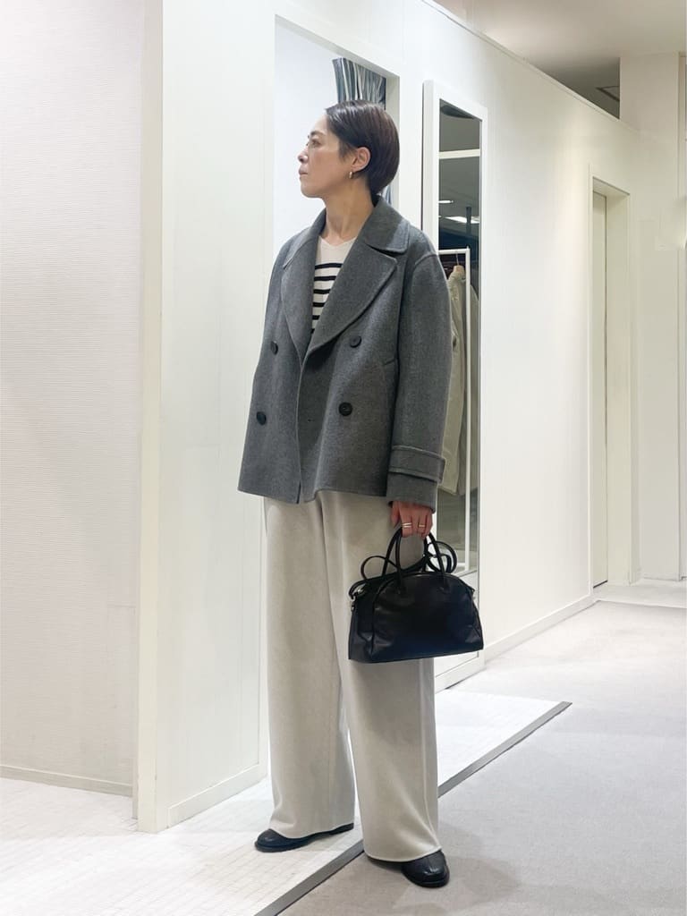 身長162㎝　〈ウールカシミヤダブルフェイス Pコート〉
Pコートはダブルブレストのデザインにゆったりとしたオーバーサイズ、ドロップショルダーでさらりと羽織るだけでこなれ感たっぷりの着こなしが決まる一着。
身長やスタイリングを選ばないすっきりとしたショート丈もポイントで、デイリーアウターとして幅広く活躍してくれる上質なアイテムです。