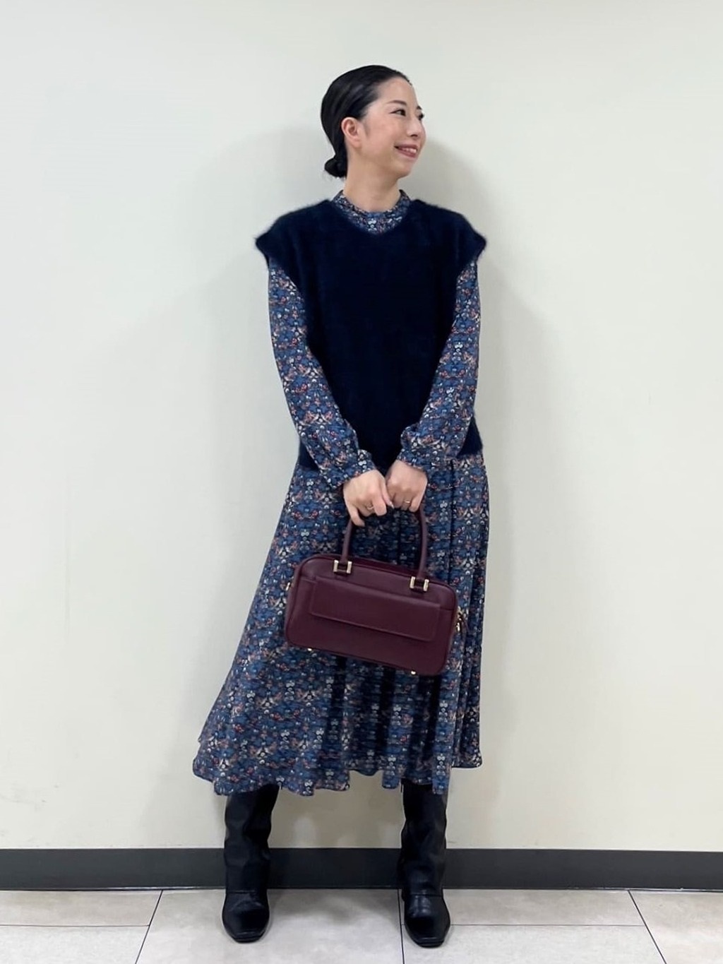 柔らかなフォックスベストがリバティプリントの華やかさを引き立てた冬のレイヤードスタイル。アマカらしいセットアップが温かみのある雰囲気で楽しめます◎【モデル身長：155cm】