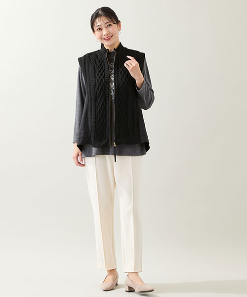 【大きいサイズ】暖か素材のカットソーにケーブル柄のベストを合わせた温もりコーデ。起毛感のあるパンツとなら寒い日のお出かけも安心です。