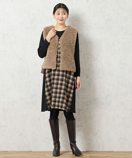 【大きいサイズ】ベージュ×ブラックのコントラストが効いたワンピースコーデ。ふわふわのファーベストが甘さを添えてくれます。