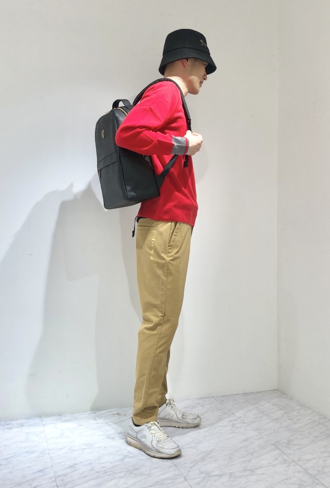 上質なカシミヤニットは、ゴルフからタウンウェアまで、シーンを選ばず「ワンランク上」の気分で着回し。