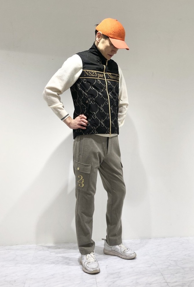 カシミヤニットに中綿ベストを重ねて、最強に暖かいスタイリングでラウンド。スウィングのしやすさもポイント。