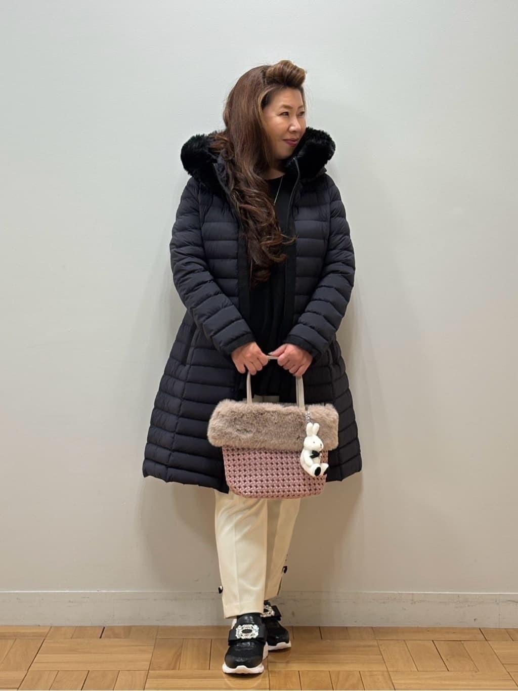 前回も大人気のロイカダウンコート。軽量で極薄ながら保温性も抜群。ストレッチ素材なのでとにかく羽織りやすい。ファーのボリュームとスッキリしたシルエットでどんなコーディネートにも合わせられます。【モデル身長：158cm】