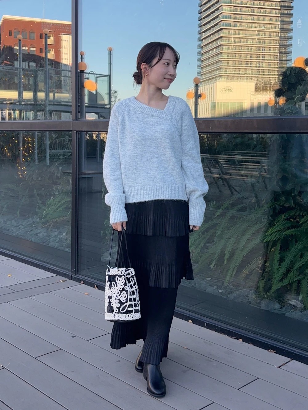 ふわふわ生地が着心地もよく、
ネック部分のアシメデザインがポイントになっており、顔周りに抜け感を出すことで一気に女性らしい雰囲気に。
スカートはティアードスカートを合わせてみました！デニムなどでシンプルに仕上げても〇

是非チェックしてみてくださいね♪︎