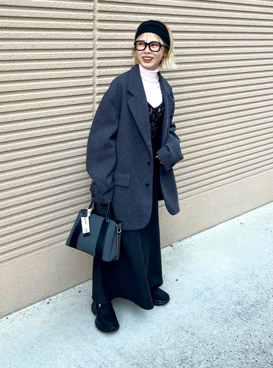 ナロースカートシルエット綺麗で暖かく履きやすさ◎！！
スニーカー軽くて疲れにいのが嬉しいです♩