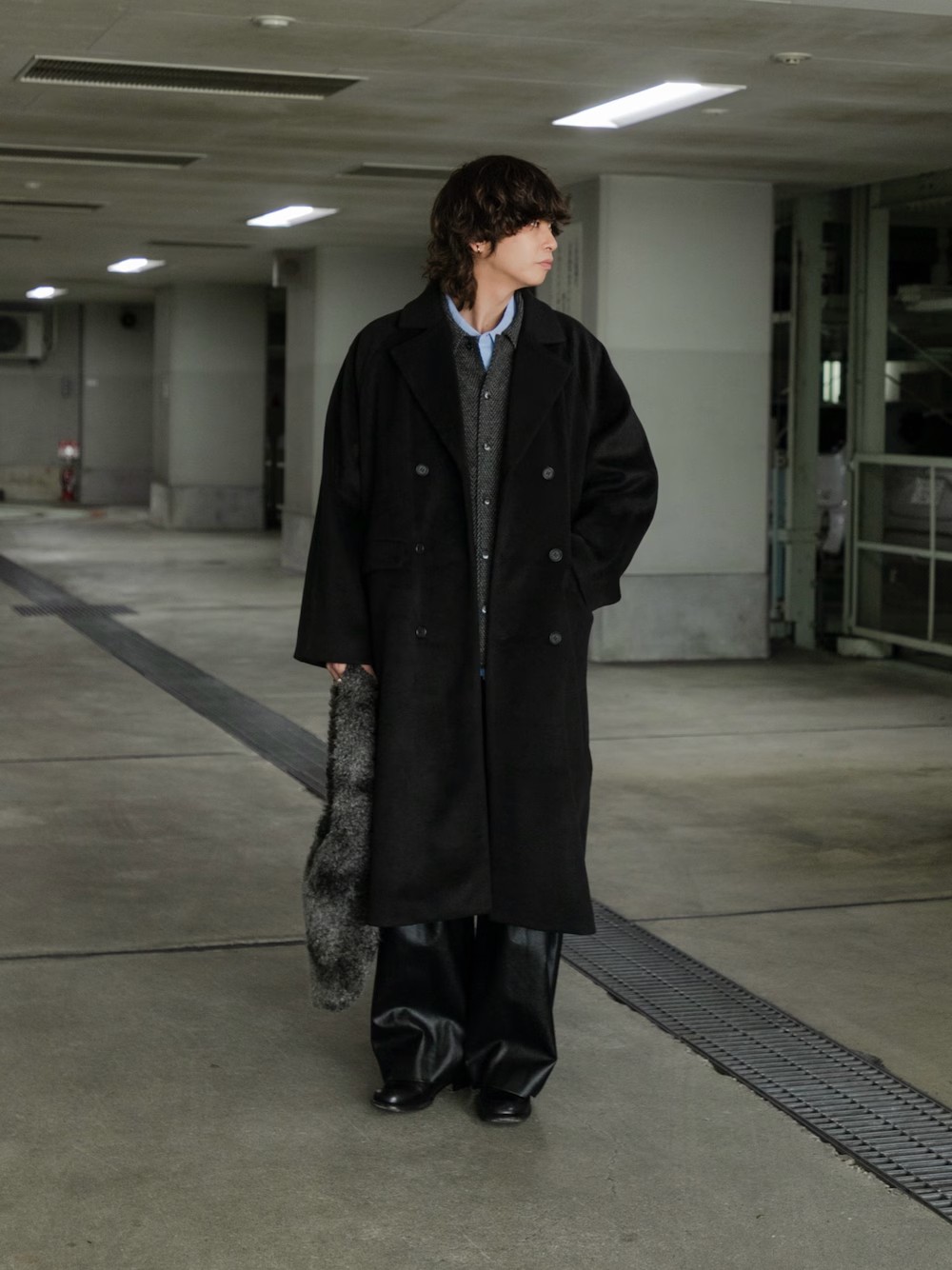 ダブルのロングコートでしっかりモードな雰囲気に。
インナーに合わせた新作のシャツは少しゆったりめなので、レイヤードも楽々できますよ〇