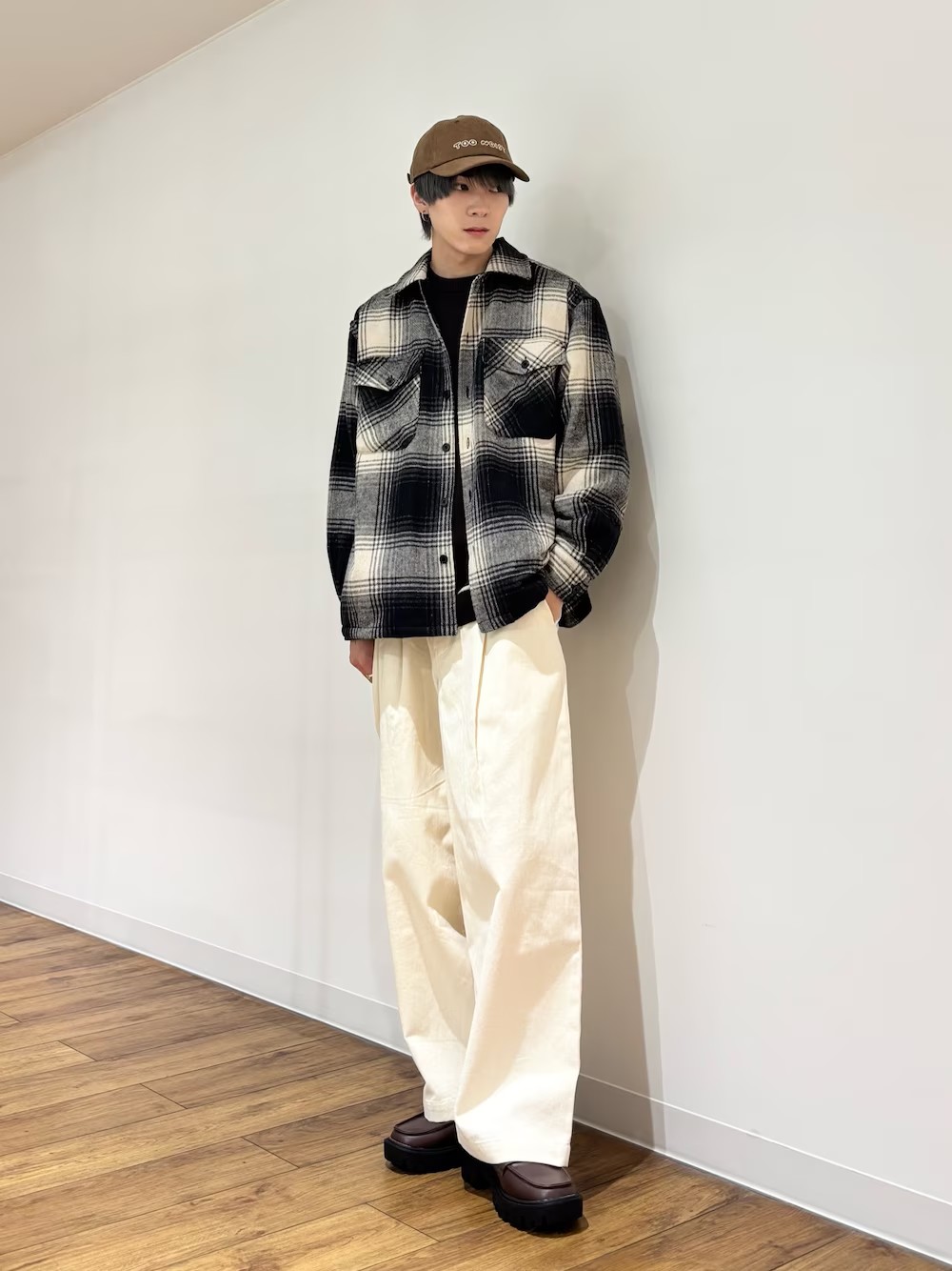 チェックシャツ＋ホワイトパンツでやわらかい印象に。
小物はブラウンで秋冬コーデ〇