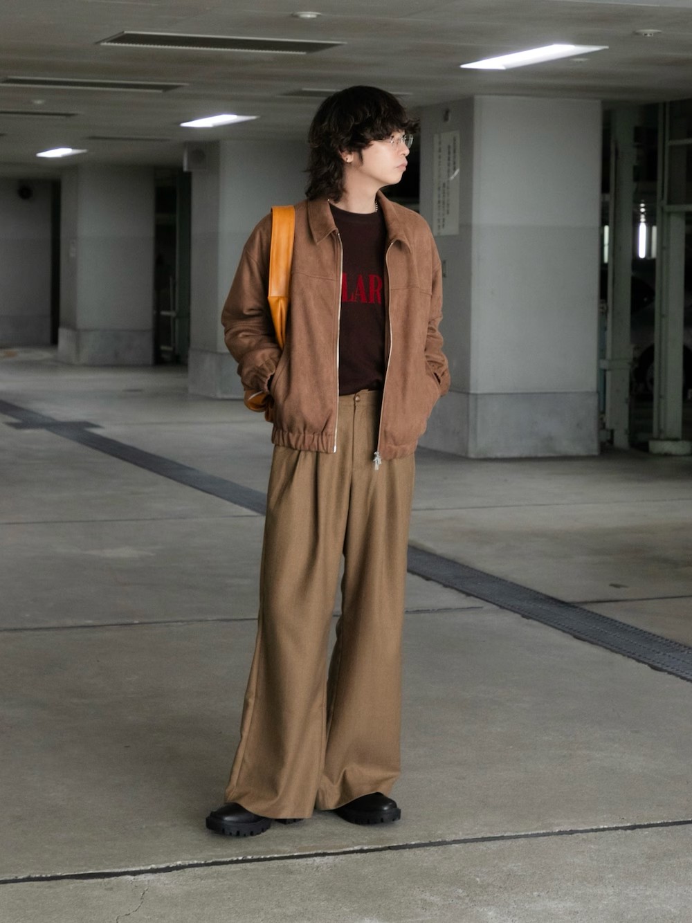 新作のロゴニット
ブラウンに赤ロゴがスパイシーな印象に。