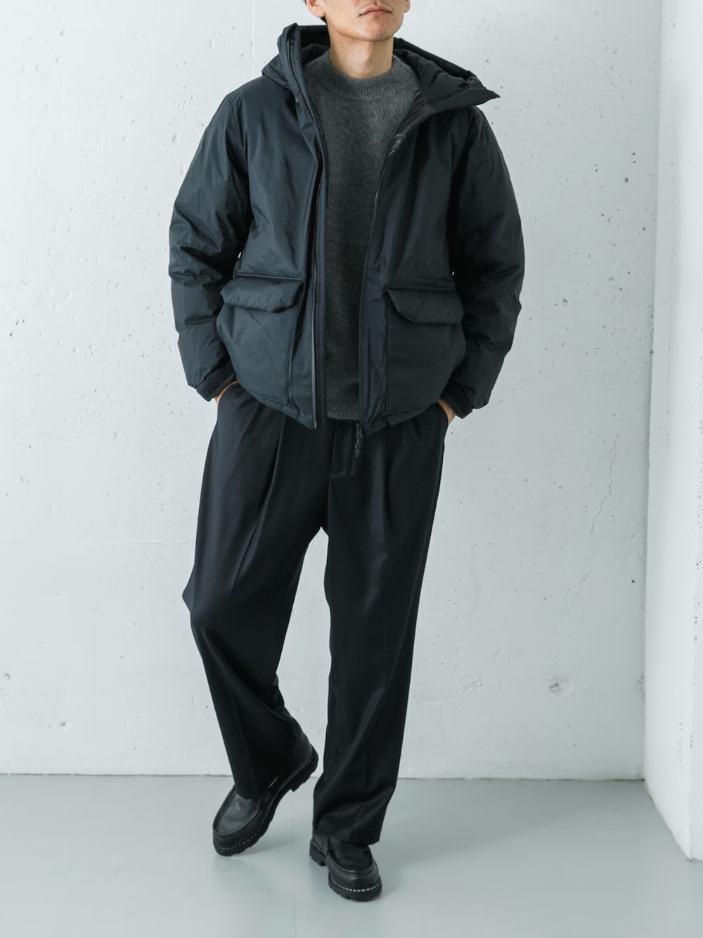 アウトドアブランドNANGAに別注したダウンジャケット。高い撥水性と透湿性を持つ「AURORA-TEX」を表地に、環境に配慮した再生羽毛「Green Down」を採用。ステッチをなくしたミニマルなデザインで、都会にも自然にも溶け込む究極の一着です。