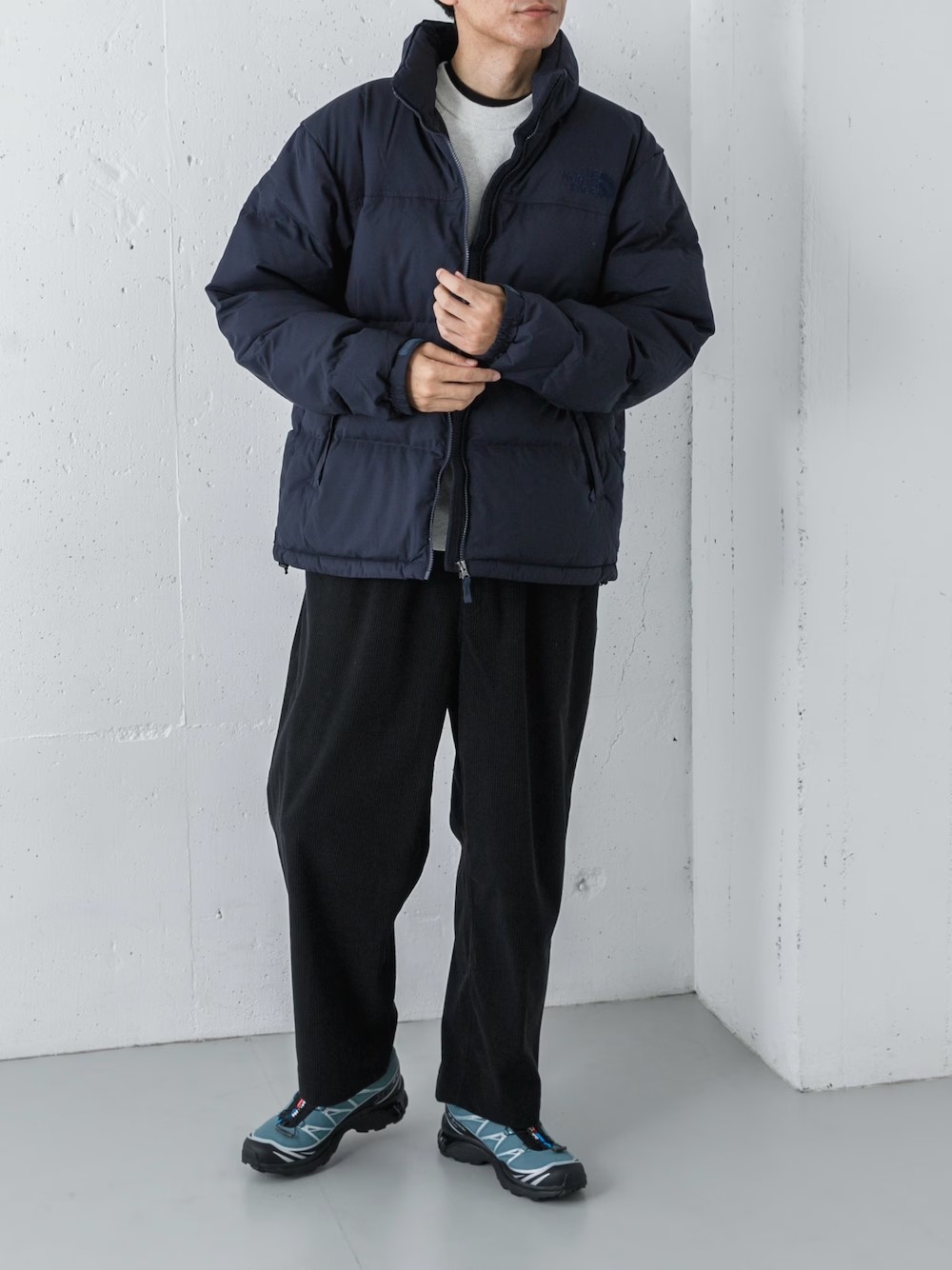 秋冬定番のコーデュロイを機能素材で再構築。伸縮性、速乾性、形態安定性に優れたポリエステル100%のテックコーデュロイを使用し、温かみとストレスフリーな穿き心地を両立。Wide Dadのディテールを盛り込んだ、イージー仕様のワイドパンツです。