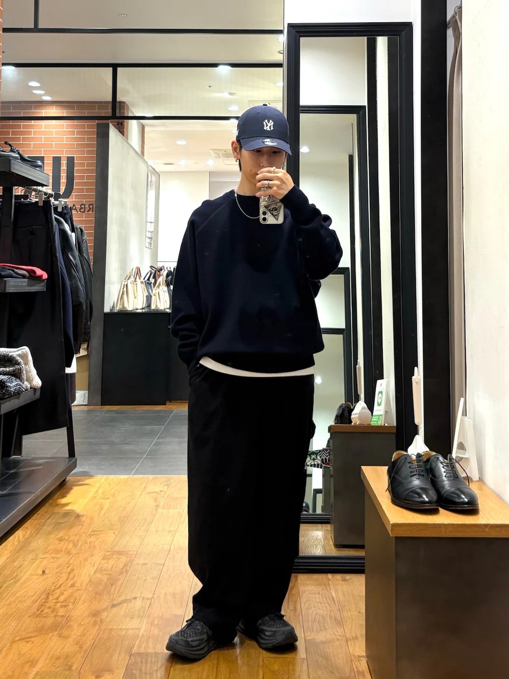 上質なニット感とスウェットの気軽さを融合したハイブリッドアイテム。コットンにカシミヤを贅沢に混紡し、温もりとナチュラルな風合いを実現。ストレッチ糸を添えて型崩れを防ぎ、耐久性も向上。3シーズン着用可能な嬉しいマシンウォッシャブル仕様です。