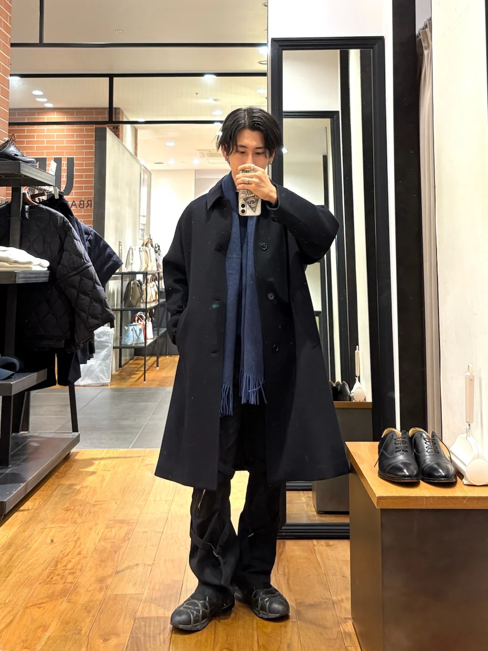 上質なメリノウールとリサイクルポリエステルをミックスした二重織素材を採用。軽量ながら高い保温性と美しいドレープを実現しました。体型を選ばないラグランスリーブと贅沢なAラインシルエットが、着こなしに品格を与えます。